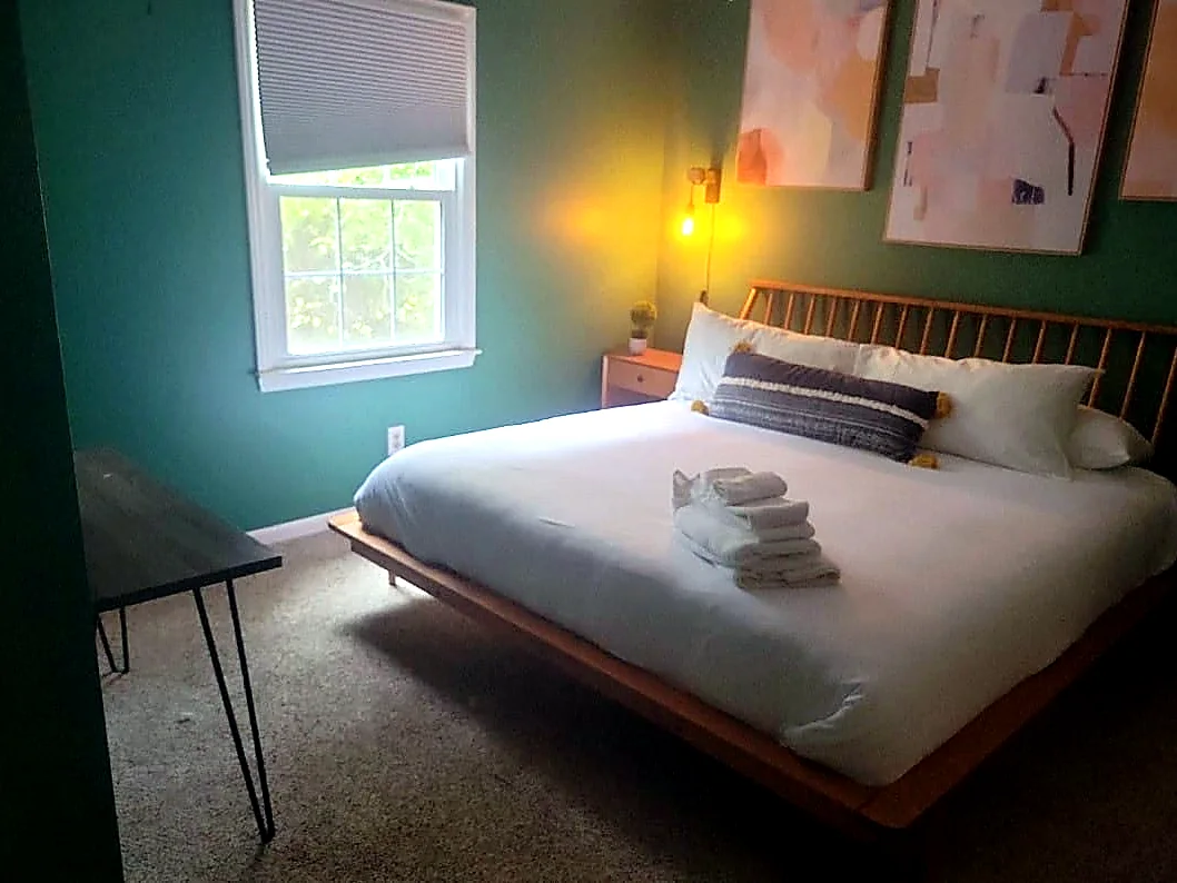 Clean green bedroom after service